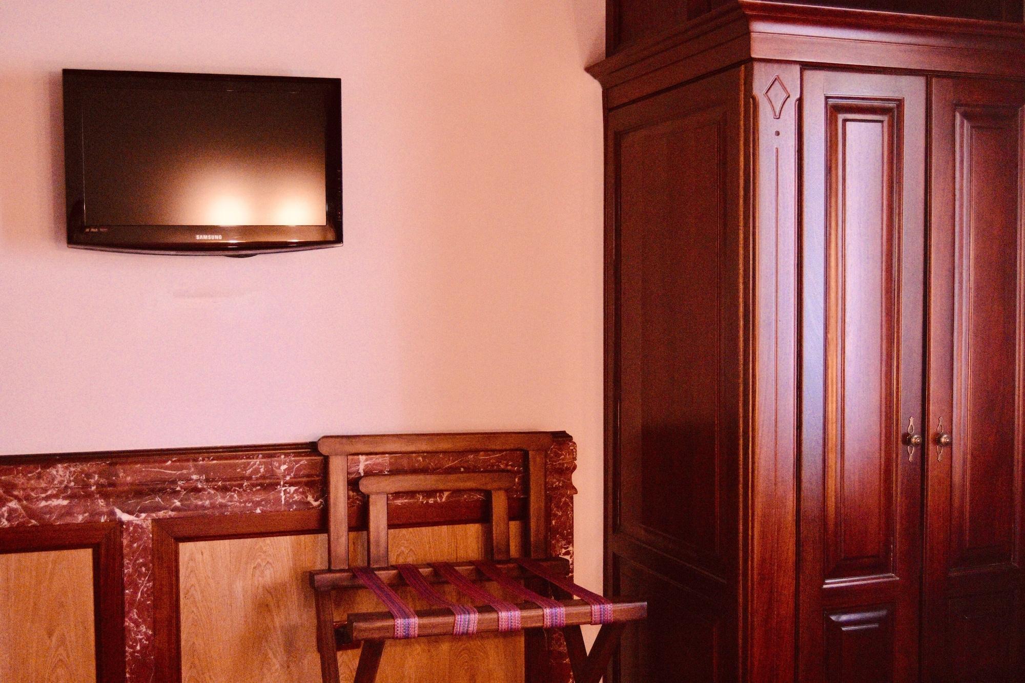 Brilant Antik Hotel Tirana Esterno foto