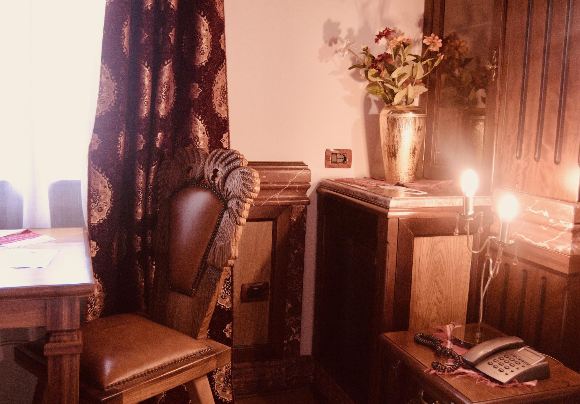 Brilant Antik Hotel Tirana Esterno foto
