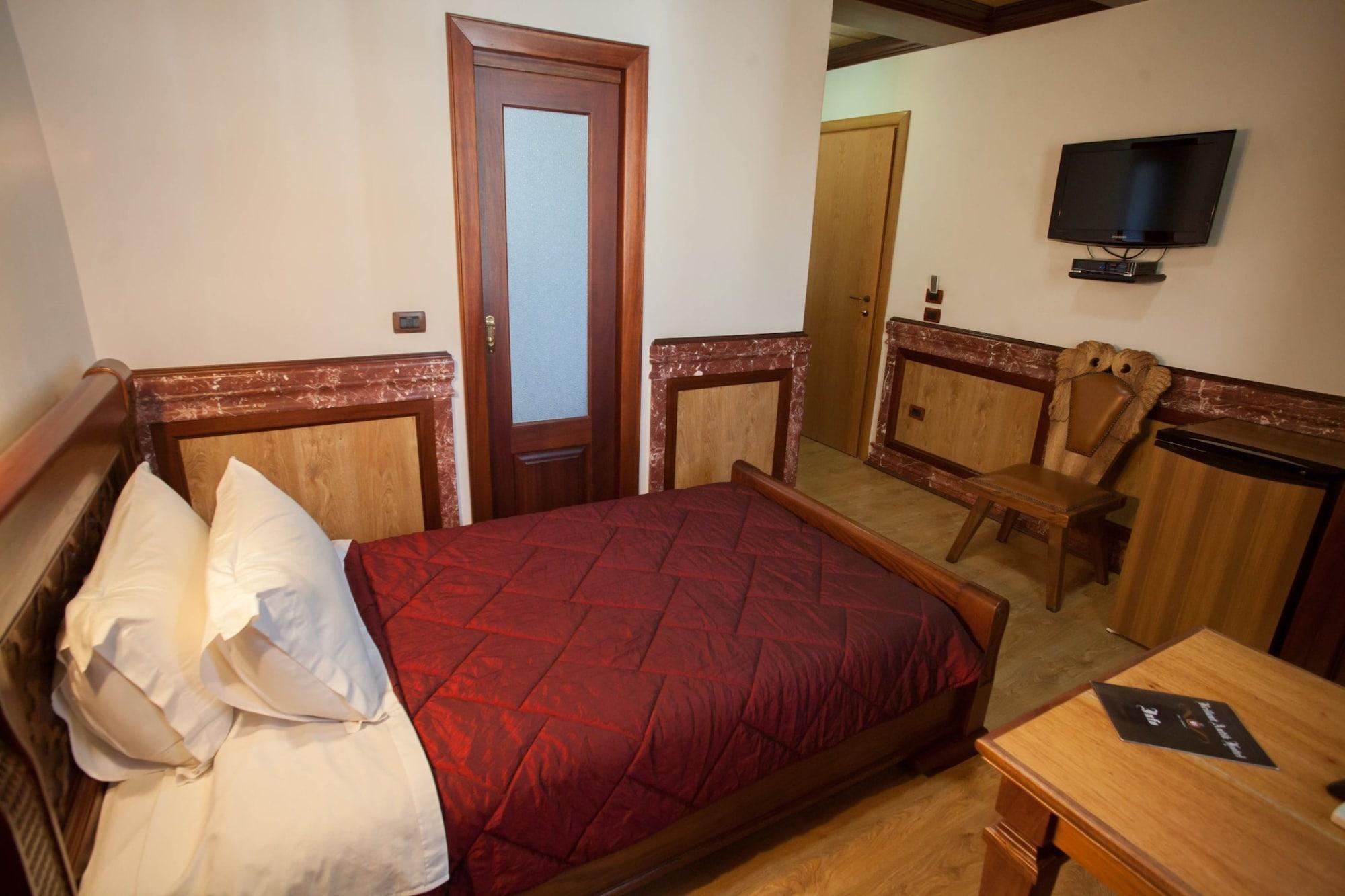 Brilant Antik Hotel Tirana Esterno foto