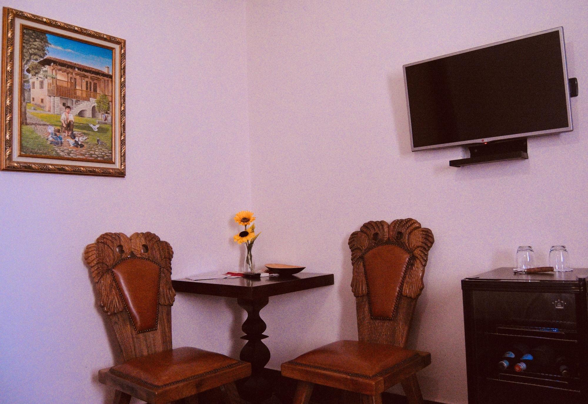 Brilant Antik Hotel Tirana Esterno foto