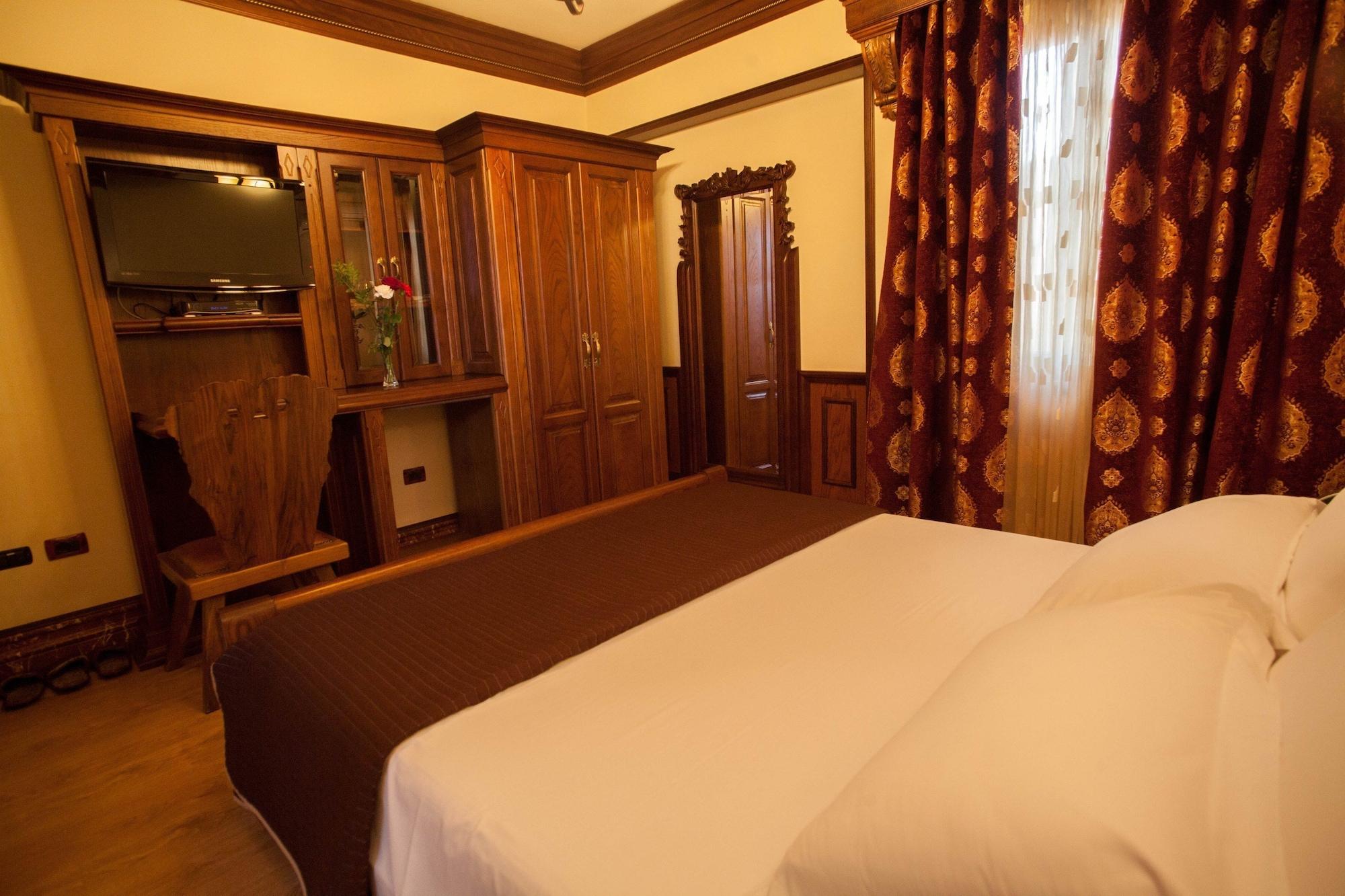 Brilant Antik Hotel Tirana Esterno foto