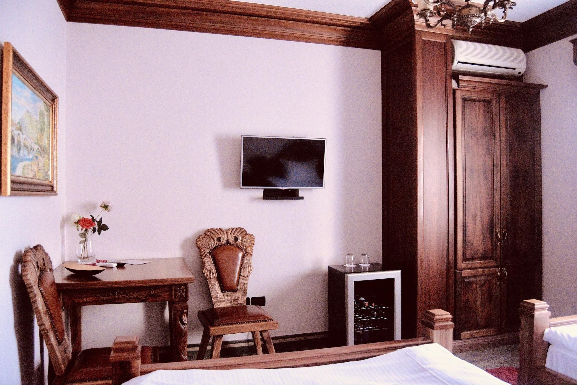 Brilant Antik Hotel Tirana Esterno foto
