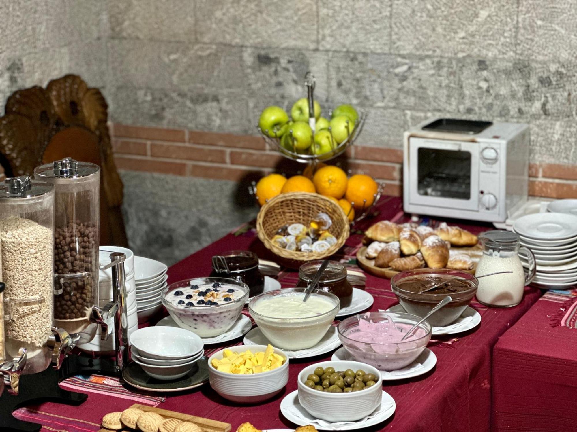 Brilant Antik Hotel Tirana Esterno foto