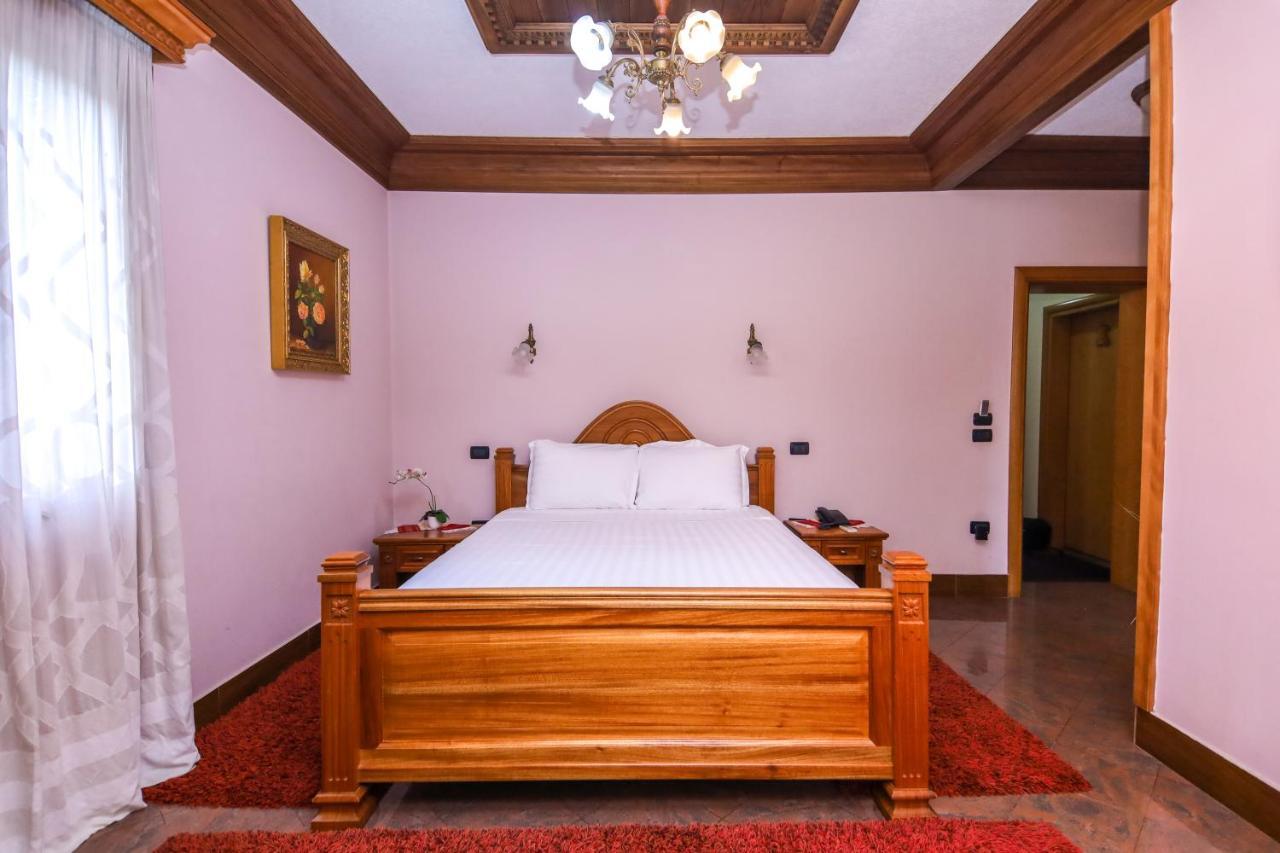 Brilant Antik Hotel Tirana Esterno foto