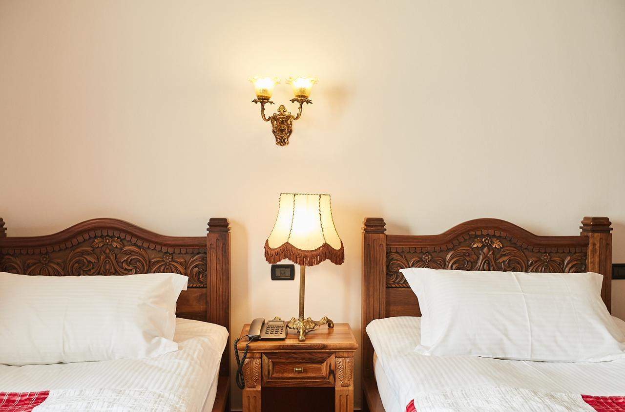 Brilant Antik Hotel Tirana Esterno foto