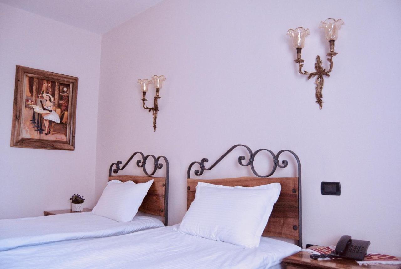 Brilant Antik Hotel Tirana Esterno foto